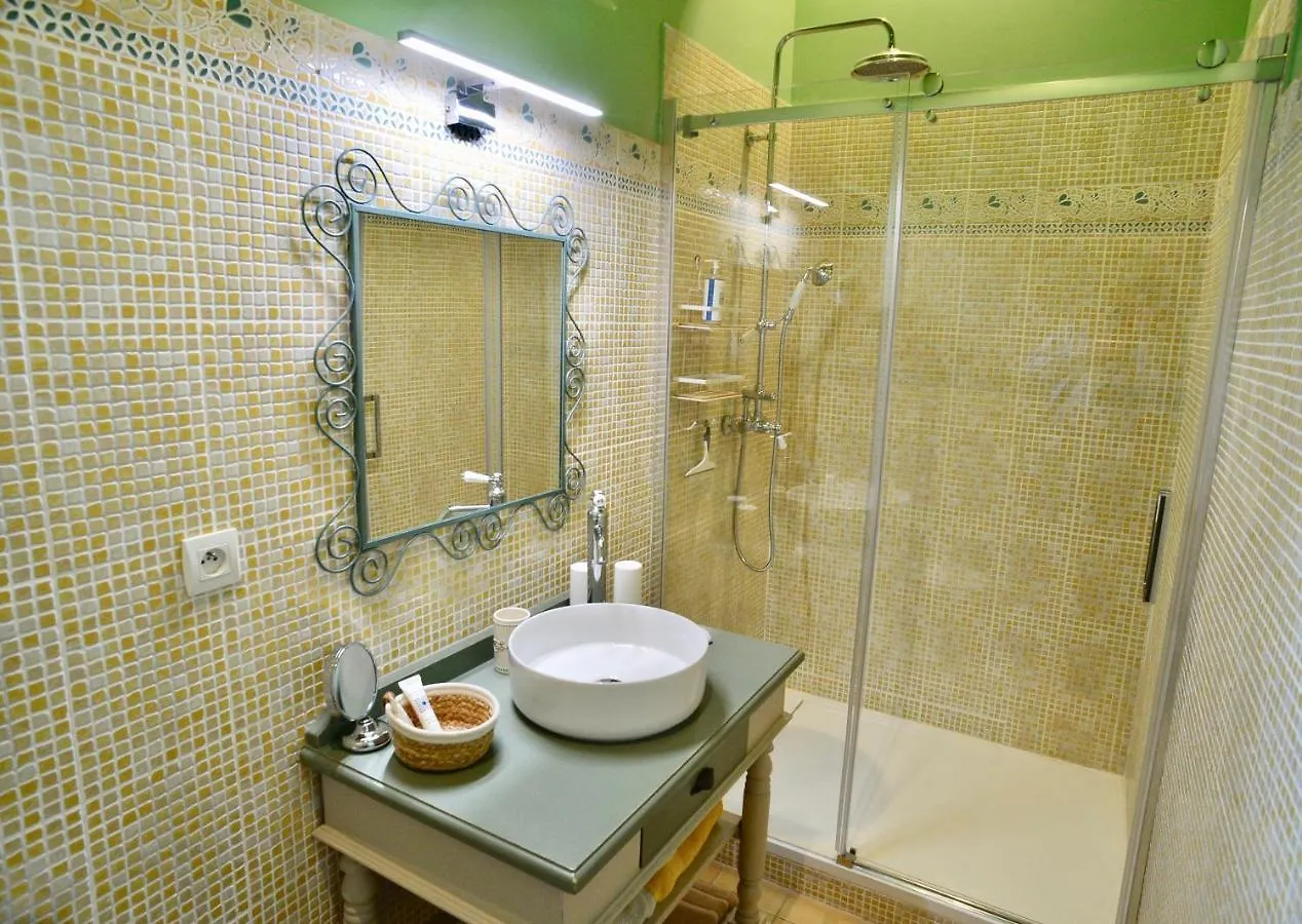 Fontaine Des Magnarelles Hotel Althen-des-Paluds 2*,